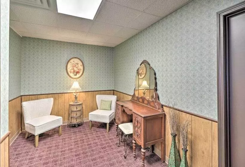 Roomy Multi Family Retreat In Dtwn Mountain Home!