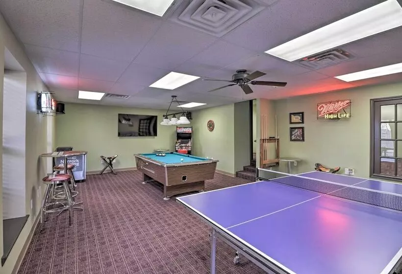 Roomy Multi Family Retreat In Dtwn Mountain Home!