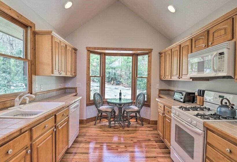 Sapphire Retreat W/ 2 Decks, Views & Resort Access