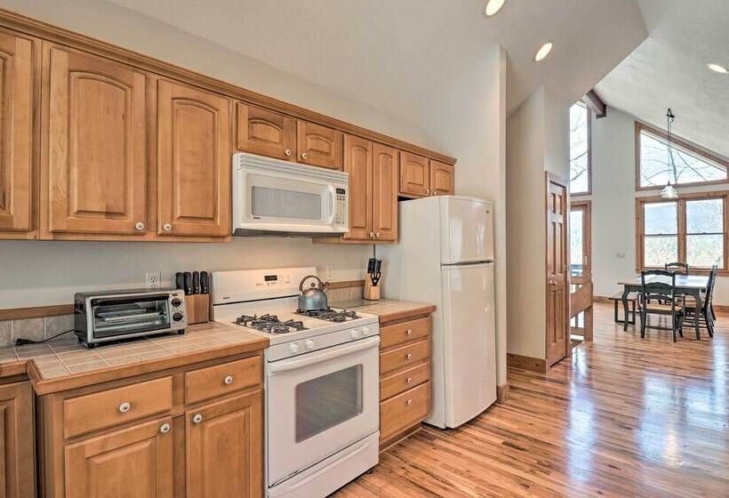 Sapphire Retreat W/ 2 Decks, Views & Resort Access