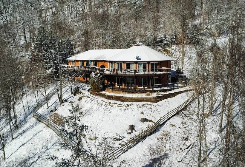 Scenic Pet Friendly House W/ Private Hot Tub!