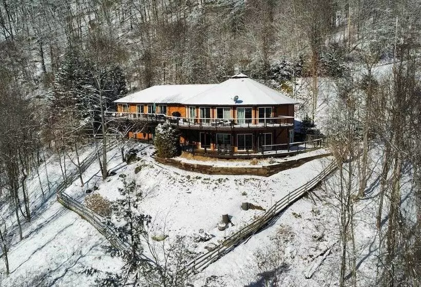 Scenic Pet Friendly House W/ Private Hot Tub!