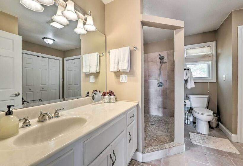 Scenic Pet Friendly House W/ Private Hot Tub!