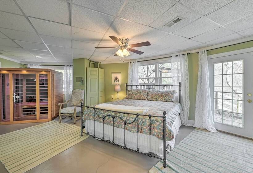 Scenic Pet Friendly House W/ Private Hot Tub!