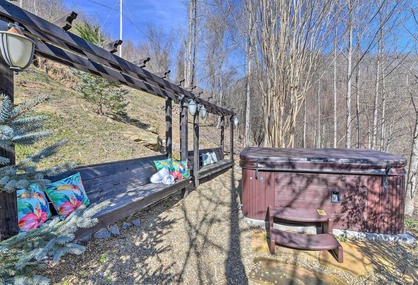 Scenic Pet Friendly House W/ Private Hot Tub!