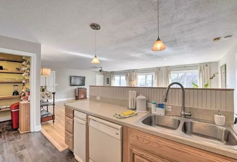 Scenic Pet Friendly House W/ Private Hot Tub!