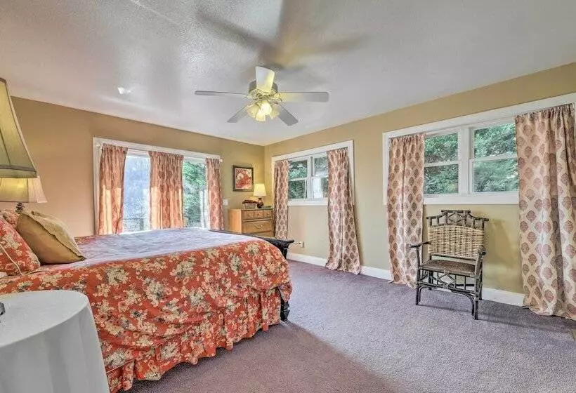 Scenic Pet Friendly House W/ Private Hot Tub!