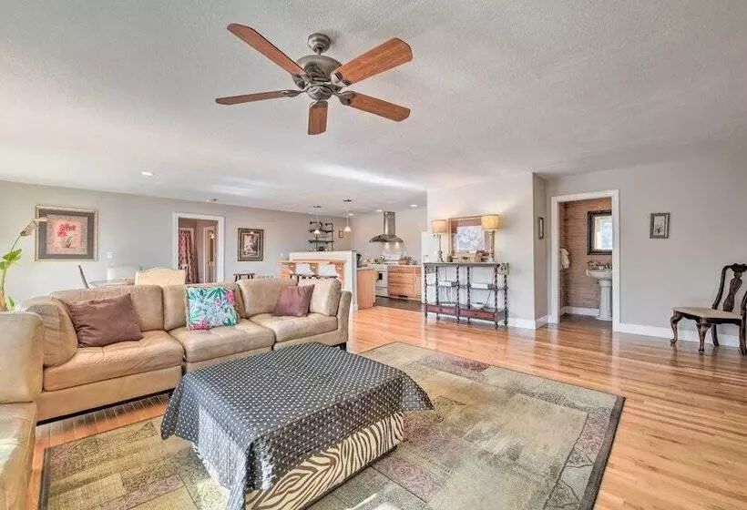 Scenic Pet Friendly House W/ Private Hot Tub!