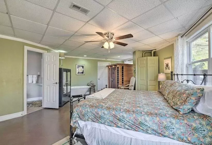 Scenic Pet Friendly House W/ Private Hot Tub!