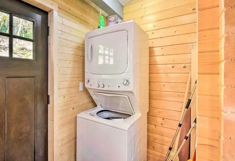 Pet Friendly Otto Mountain Cabin W/ Fireplace!