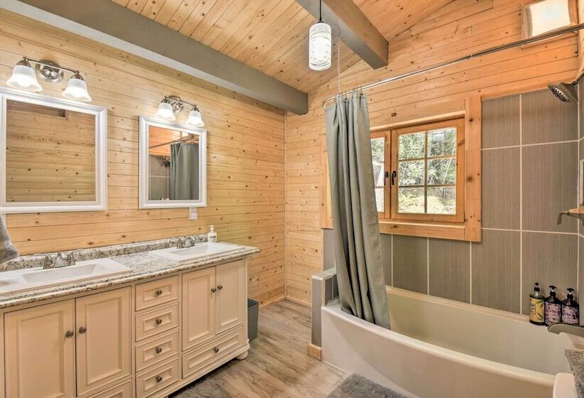 Pet Friendly Otto Mountain Cabin W/ Fireplace!