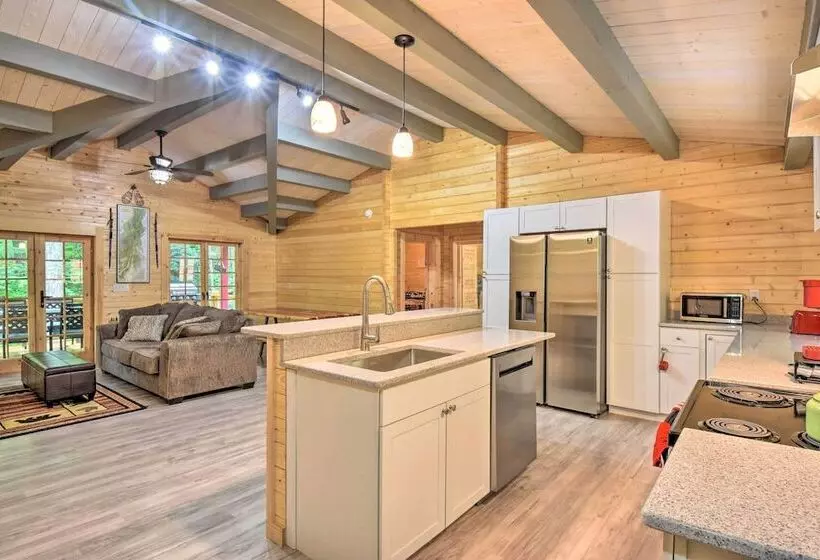 Pet Friendly Otto Mountain Cabin W/ Fireplace!