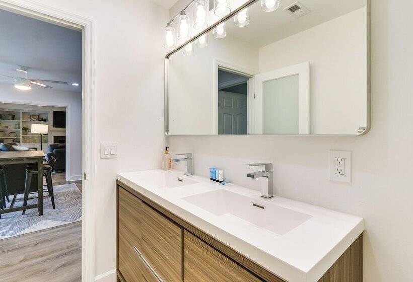 Golf, Dine & Swim: Sleek Palmetto Dunes Home!