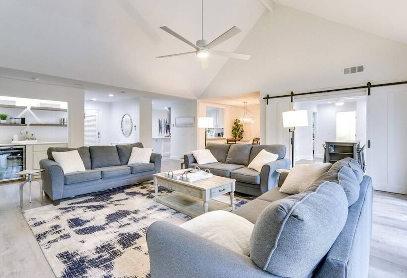 Golf, Dine & Swim: Sleek Palmetto Dunes Home!