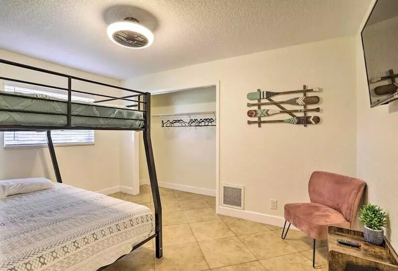 Spacious Largo Retreat: Private Pool & Yard!