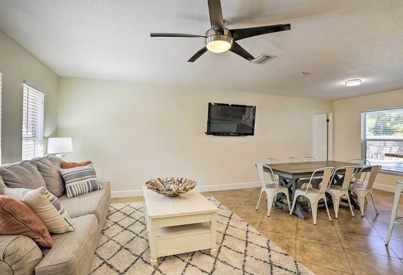 Spacious Largo Retreat: Private Pool & Yard!