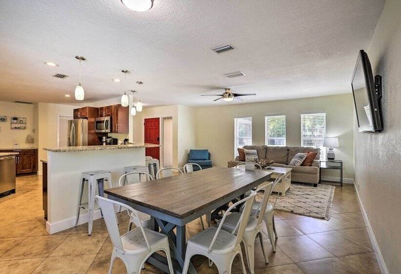 Spacious Largo Retreat: Private Pool & Yard!