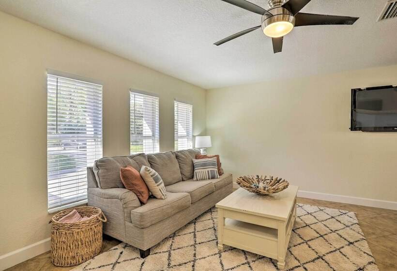 Spacious Largo Retreat: Private Pool & Yard!