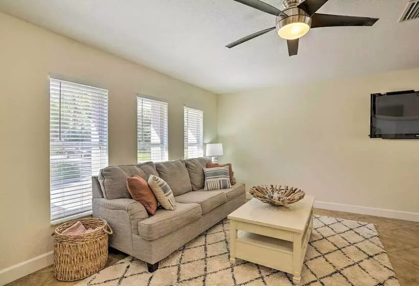 Spacious Largo Retreat: Private Pool & Yard!