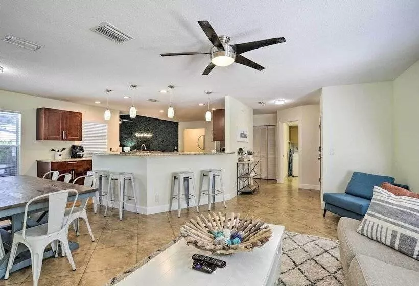Spacious Largo Retreat: Private Pool & Yard!