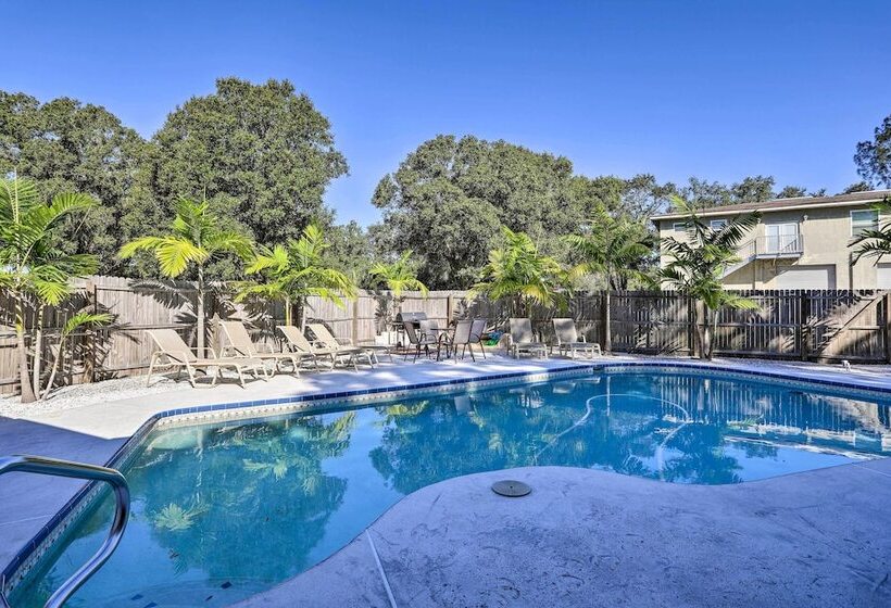 Spacious Largo Retreat: Private Pool & Yard!