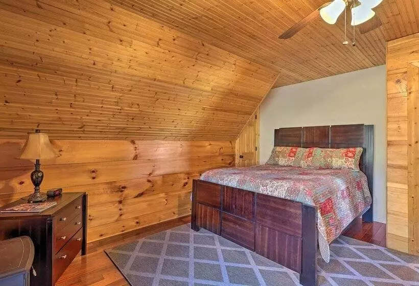 Decks & Panoramic Views: Rustic Sparta Cabin