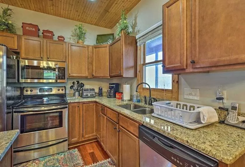 Decks & Panoramic Views: Rustic Sparta Cabin