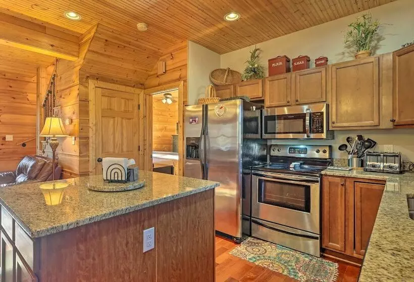 Decks & Panoramic Views: Rustic Sparta Cabin