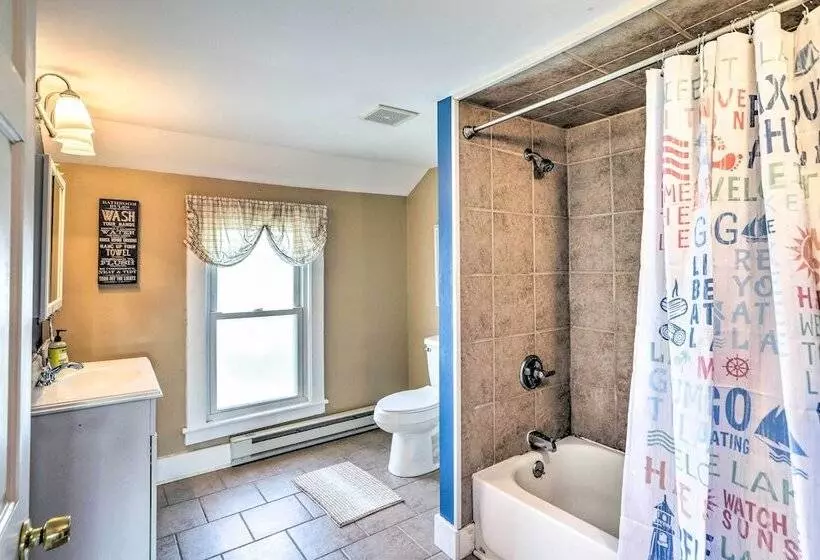 Sweetwater Hideaway    Blocks To Lake Erie!