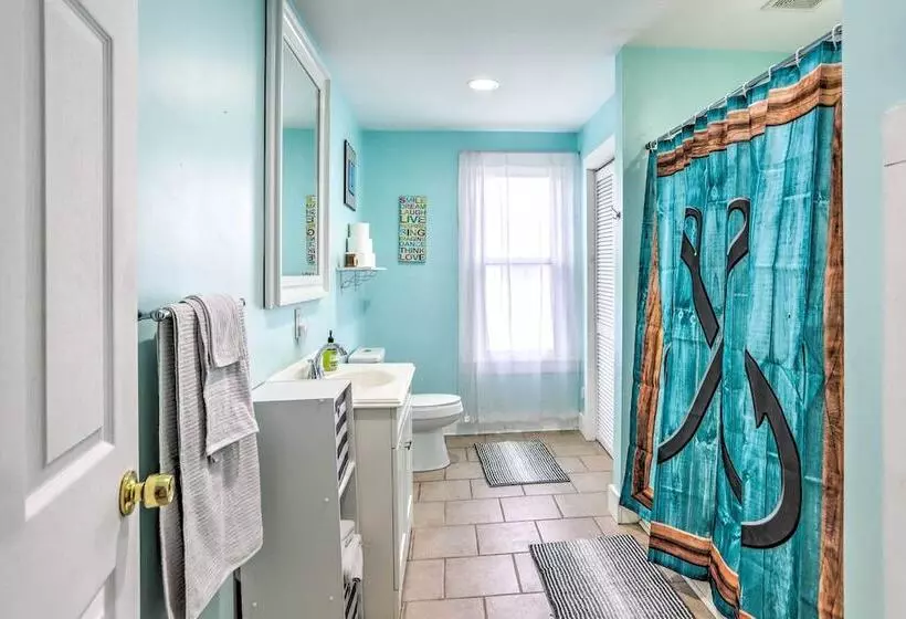 Sweetwater Hideaway    Blocks To Lake Erie!