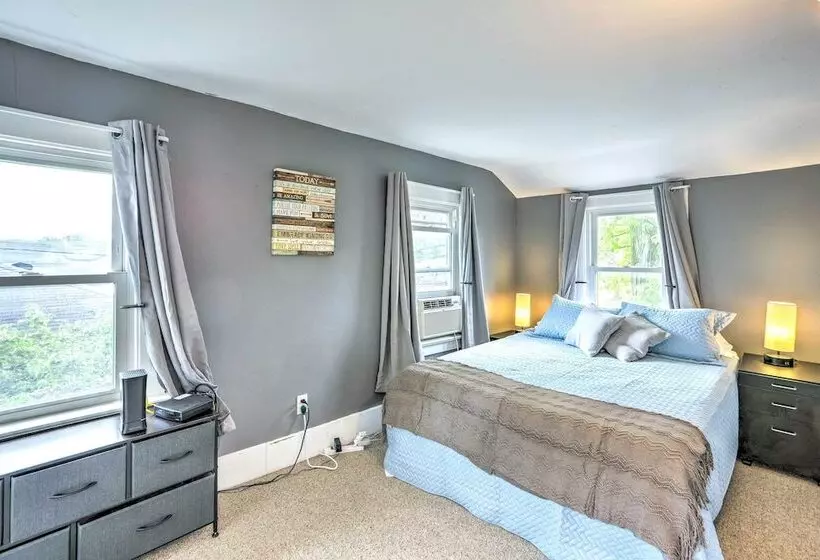 Sweetwater Hideaway    Blocks To Lake Erie!