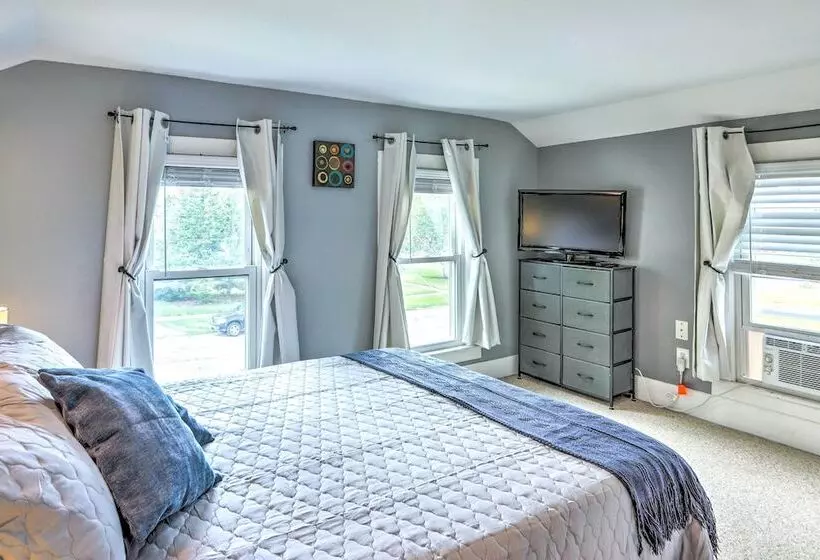 Sweetwater Hideaway    Blocks To Lake Erie!