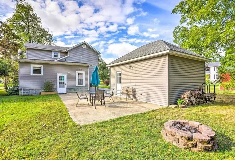 Sweetwater Hideaway    Blocks To Lake Erie!