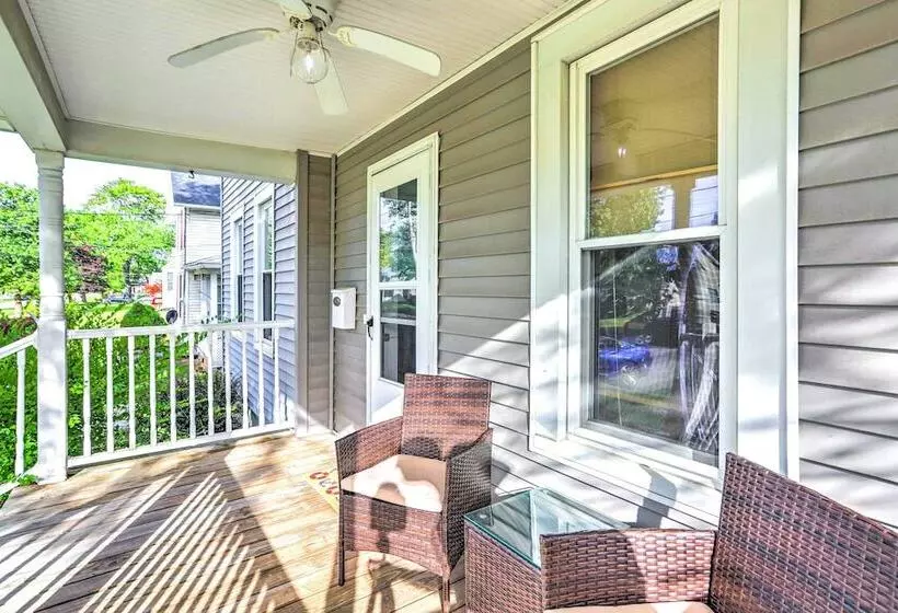 Sweetwater Hideaway    Blocks To Lake Erie!