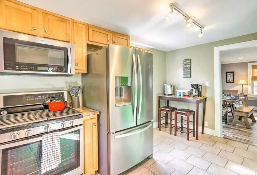 Sweetwater Hideaway    Blocks To Lake Erie!