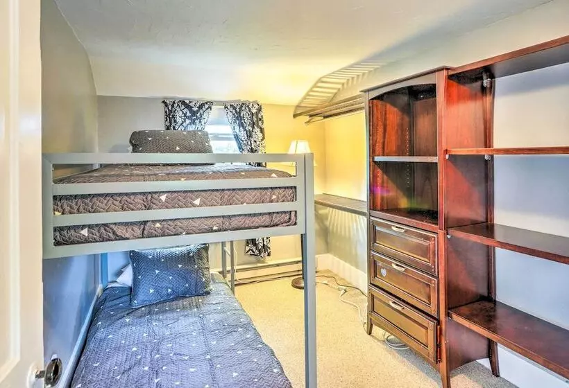 Sweetwater Hideaway    Blocks To Lake Erie!