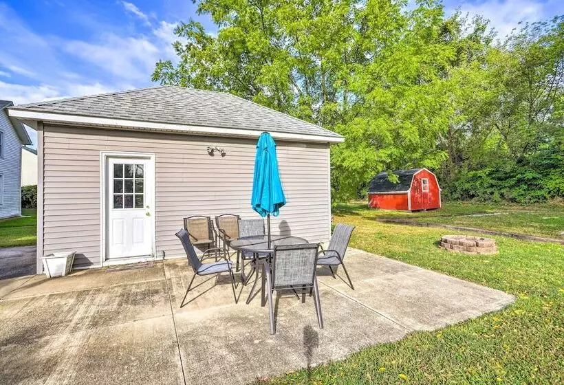 Sweetwater Hideaway    Blocks To Lake Erie!