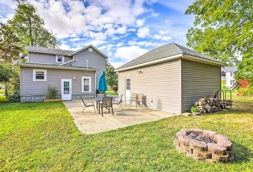 Sweetwater Hideaway    Blocks To Lake Erie!