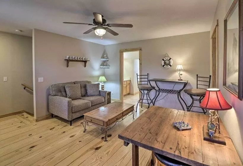 The Captains Quarters In Rogers W/ Covered Porch!