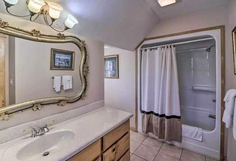 The Captains Quarters In Rogers W/ Covered Porch!