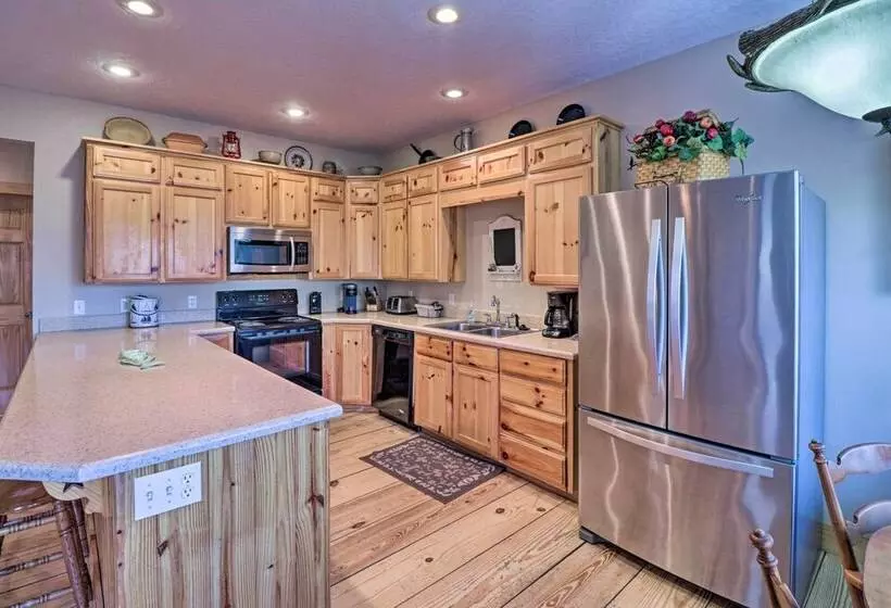 The Captains Quarters In Rogers W/ Covered Porch!