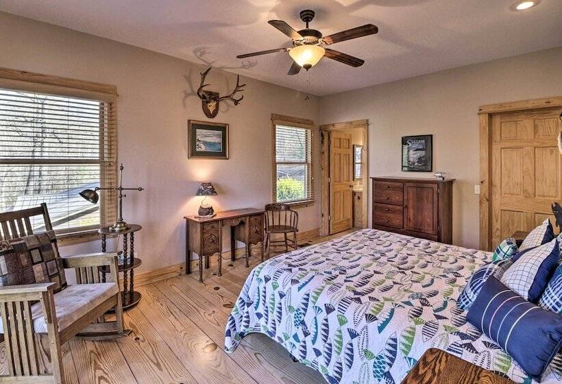 The Captains Quarters In Rogers W/ Covered Porch!