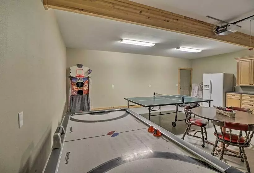 The Captains Quarters In Rogers W/ Covered Porch!