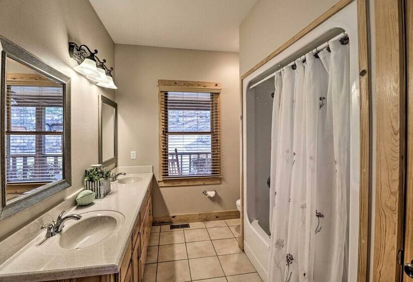 The Captains Quarters In Rogers W/ Covered Porch!