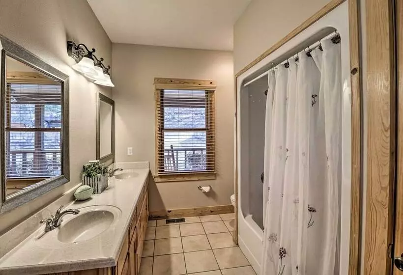 The Captains Quarters In Rogers W/ Covered Porch!