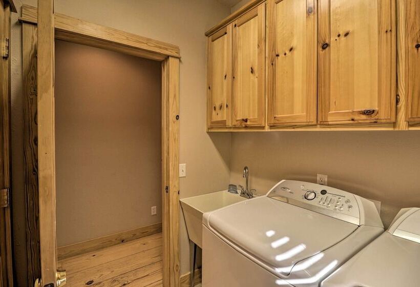 The Captains Quarters In Rogers W/ Covered Porch!