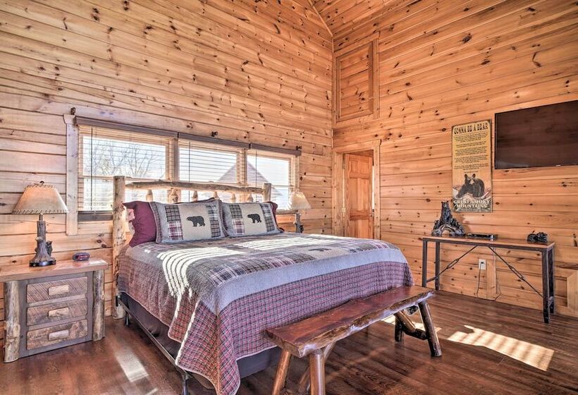 Upscale Sevierville Retreat W/ Deck & Hot Tub!