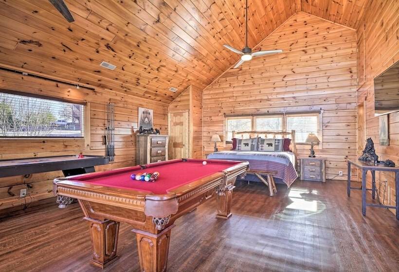 Upscale Sevierville Retreat W/ Deck & Hot Tub!