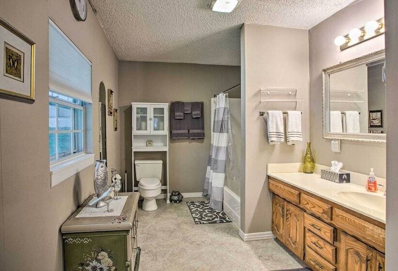 Cedar Creek Reservoir Home W/ Private Boat Launch!