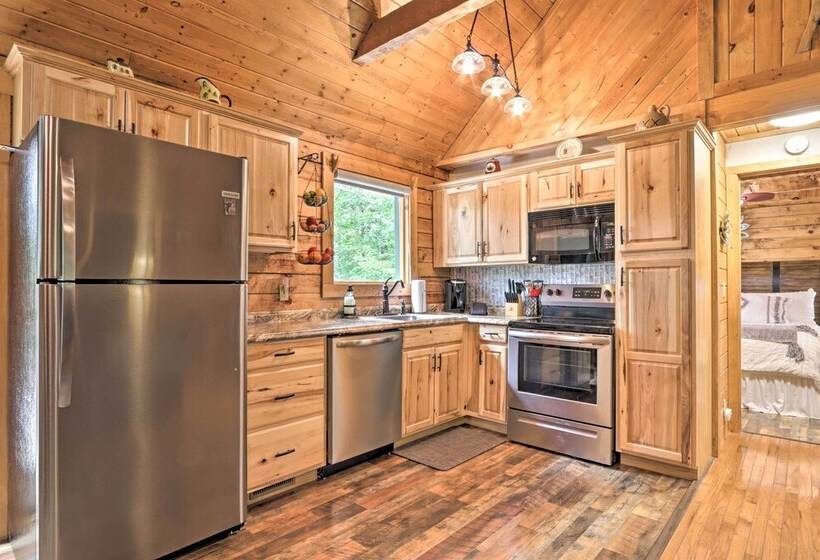 Sevierville Blue Ridge Bungalow W/ Hot Tub, Deck